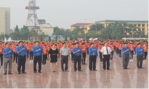 600 thanh niên Hưng Yên chào cờ, hát quốc ca tại Quảng trường Nguyễn Văn Linh