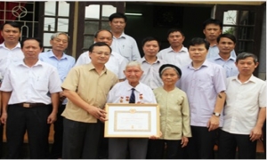 Phó Bí thư Thường trực Tỉnh ủy Đỗ Tiến Sỹ trao tặng Huy hiệu 70 năm tuổi Đảng tại huyện Văn Lâm