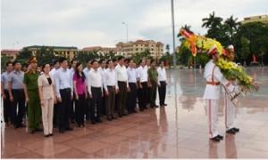 Dâng hương, dâng hoa kỷ niệm 101 năm Ngày sinh Tổng Bí thư Nguyễn Văn Linh
