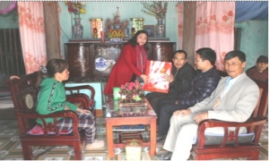 Đồng chí Chủ tịch Hội Nông dân tỉnh thăm tặng quà tết cho hội viên có hoàn cảnh khó khăn.