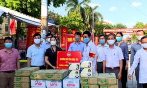 Hội Nông dân tỉnh, Hội Nông dân thị xã Mỹ Hào tặng quà, ủng hộ phòng chống dịch covid-19