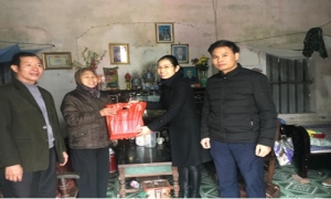 Hội Nông dân huyện Mỹ Hào tặng quà tết cho cán bộ Hội nghỉ hưu và hội viên có hoàn cảnh khó khăn